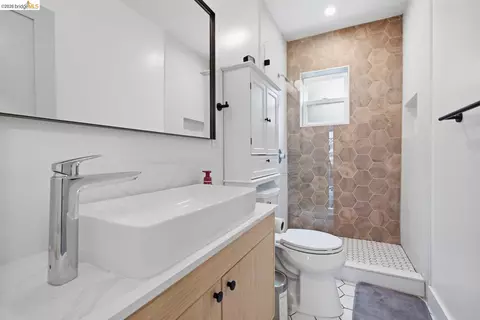 Bath - 1519 Fairview St #2, Berkeley, CA 94703 photo 5 of 5