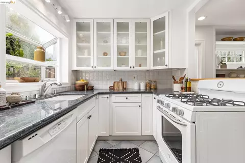 Kitchen - 1905 Chestnut St, Berkeley, CA 94702 photo 4 of 5