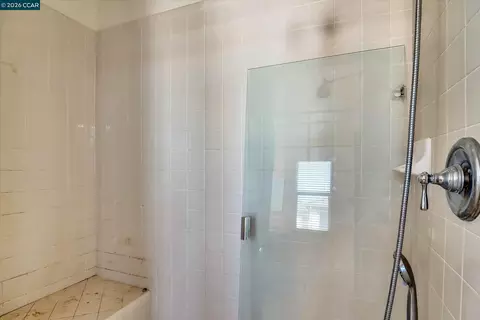 Bath - 30 Echo Ct, Patterson, CA 95363 photo 2 of 5