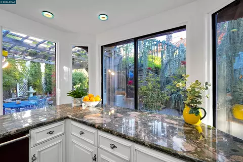 Kitchen - 100 Opal Ct, Hercules, CA 94547 photo 6 of 6
