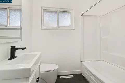 Bath - 333 Lamont Ct, Vallejo, CA 94591 photo 1 of 2
