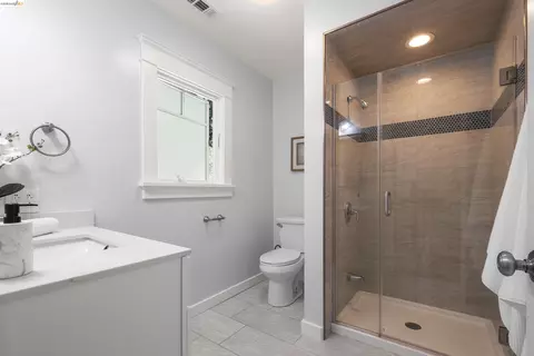 Bath - 977 Regal Rd, Berkeley, CA 94708 photo 3 of 7