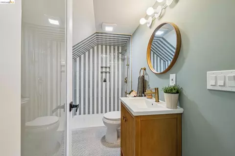 Bath - 1883 Harmon St, Berkeley, CA 94703 photo 3 of 4