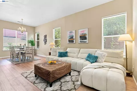 Living - 3214 Breaker Ct, Vallejo, CA 94591 photo 3 of 5