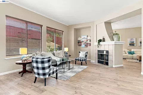 Living - 3214 Breaker Ct, Vallejo, CA 94591 photo 4 of 5