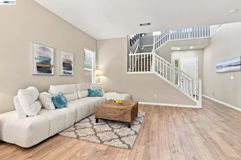 Living - 3214 Breaker Ct, Vallejo, CA 94591 photo 2 of 5