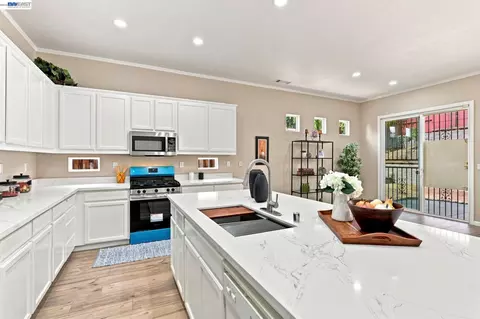 Kitchen - 3214 Breaker Ct, Vallejo, CA 94591 photo 3 of 3