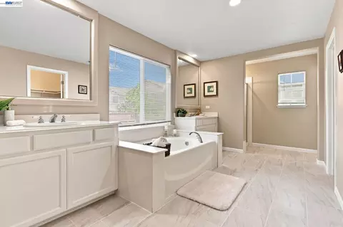 Bath - 3214 Breaker Ct, Vallejo, CA 94591 photo 3 of 4