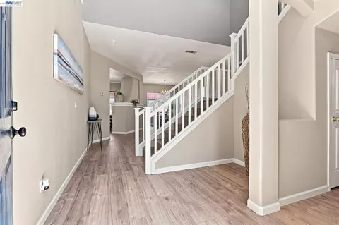 Entry Way - 3214 Breaker Ct, Vallejo, CA 94591 photo 2 of 7