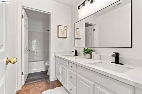 Bath - 3214 Breaker Ct, Vallejo, CA 94591 photo 2 of 4