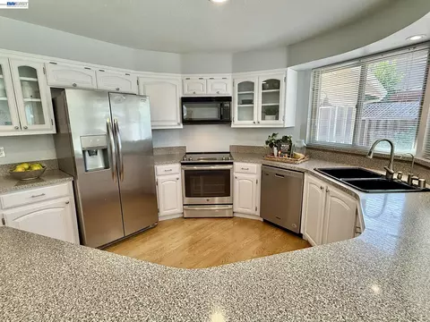 Kitchen - 2249 Stonebridge Rd, Livermore, CA 94550 photo 7 of 9