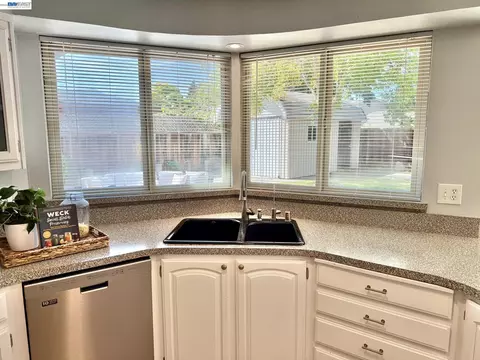 Kitchen - 2249 Stonebridge Rd, Livermore, CA 94550 photo 4 of 9