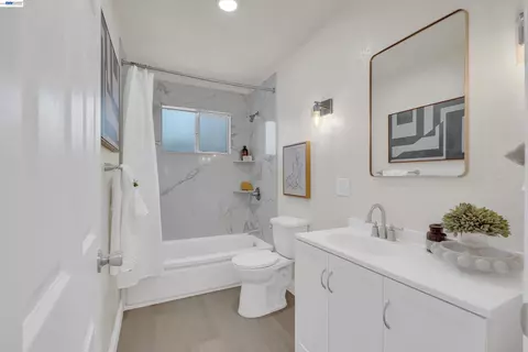 Bath - 327 Kingston Ave, Martinez, CA 94553 photo 2 of 2