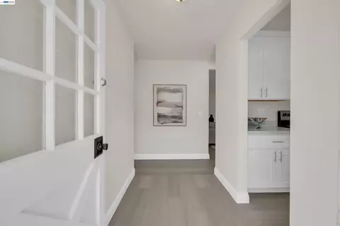Entry Way - 327 Kingston Ave, Martinez, CA 94553 photo 1 of 2