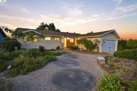 Exterior - 327 Kingston Ave, Martinez, CA 94553 photo 13 of 16