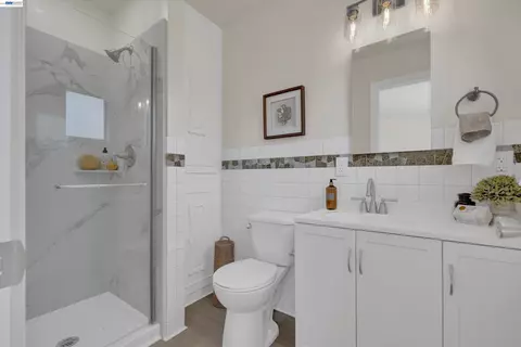 Bath - 327 Kingston Ave, Martinez, CA 94553 photo 1 of 2