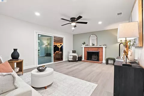 Living - 327 Kingston Ave, Martinez, CA 94553 photo 4 of 4