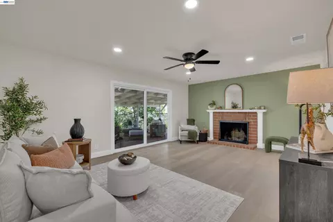 Living - 327 Kingston Ave, Martinez, CA 94553 photo 3 of 4