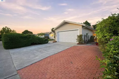Exterior - 327 Kingston Ave, Martinez, CA 94553 photo 14 of 16