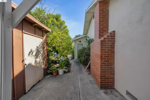 Exterior - 327 Kingston Ave, Martinez, CA 94553 photo 7 of 16