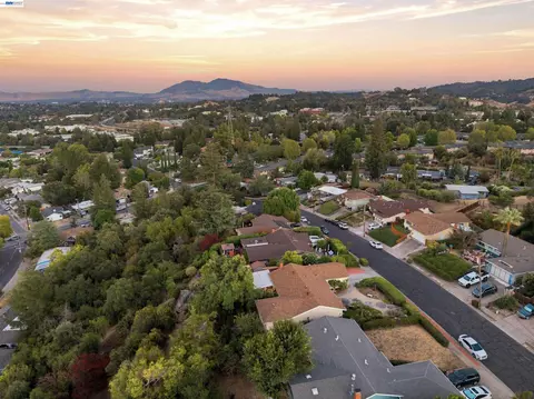 View/Area - 327 Kingston Ave, Martinez, CA 94553 photo 3 of 10