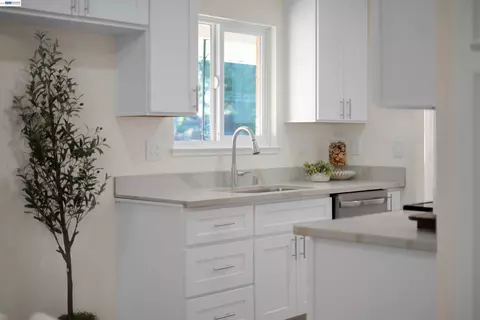 Kitchen - 327 Kingston Ave, Martinez, CA 94553 photo 3 of 4