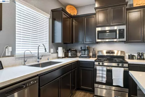 Kitchen - 726 Sudbrook Ct, Patterson, CA 95363 photo 3 of 4