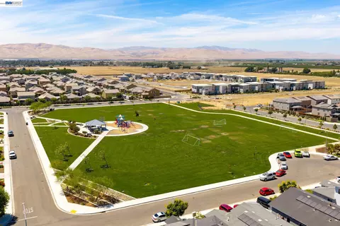View/Area - 726 Sudbrook Ct, Patterson, CA 95363 photo 5 of 7