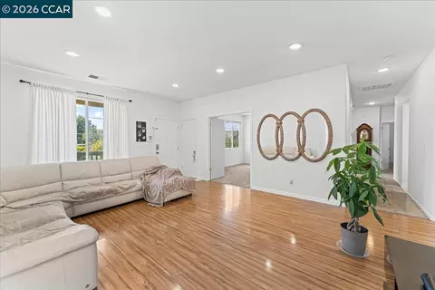 Living - 563 Silver Saddle Dr, Pittsburg, CA 94565 photo 3 of 4