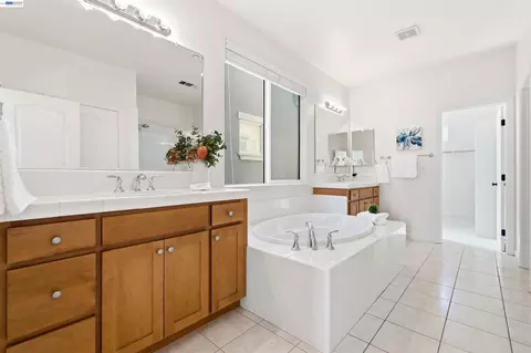 Bath - 6010 Hillbrook Pl, Dublin, CA 94568 photo 2 of 7