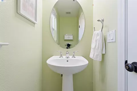 Bath - 6010 Hillbrook Pl, Dublin, CA 94568 photo 1 of 7