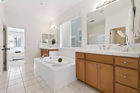 Bath - 6010 Hillbrook Pl, Dublin, CA 94568 photo 4 of 7