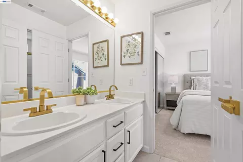 Bath - 4551 Mangrove Dr #18, Dublin, CA 94568 photo 2 of 3