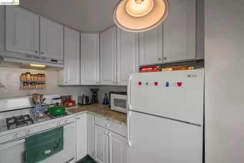 Kitchen - 2000 Clinton Ave, Alameda, CA 94501 photo 1 of 2