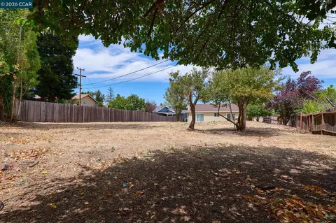 Exterior - 185 Coleridge Dr, Vallejo, CA 94591 photo 4 of 9