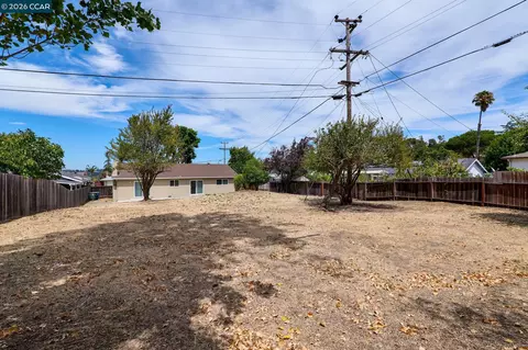 Exterior - 185 Coleridge Dr, Vallejo, CA 94591 photo 5 of 9