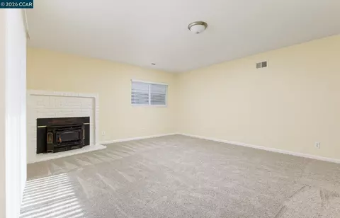 Living - 185 Coleridge Dr, Vallejo, CA 94591 photo 3 of 4