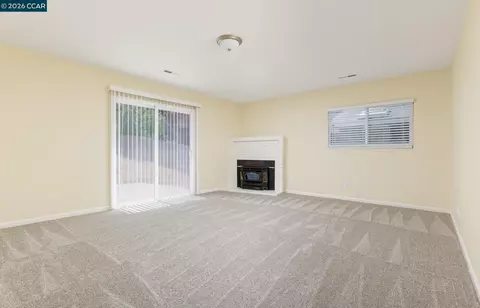 Living - 185 Coleridge Dr, Vallejo, CA 94591 photo 2 of 4