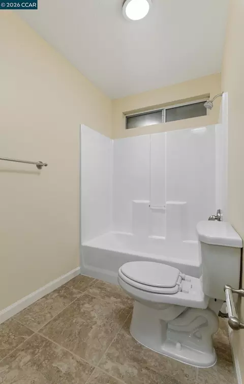 Bath - 185 Coleridge Dr, Vallejo, CA 94591 photo 2 of 3