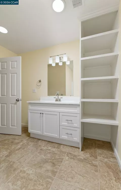 Bath - 185 Coleridge Dr, Vallejo, CA 94591 photo 3 of 3