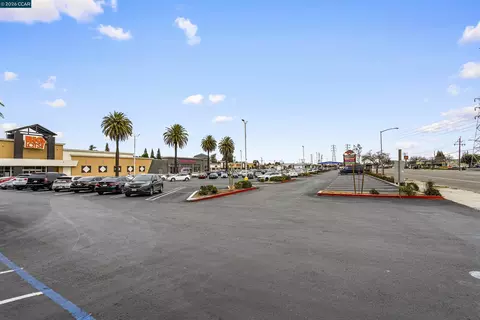 Exterior - 953 Arneis Ave, Manteca, CA 95337 photo 6 of 7