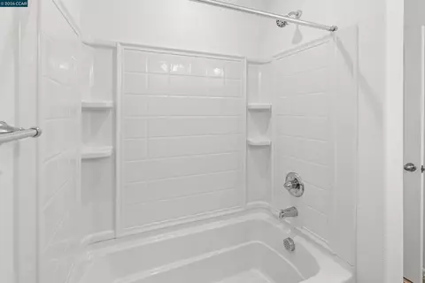 Bath - 953 Arneis Ave, Manteca, CA 95337 photo 4 of 5