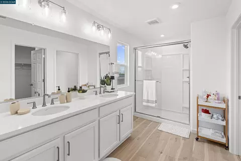 Bath - 953 Arneis Ave, Manteca, CA 95337 photo 5 of 5