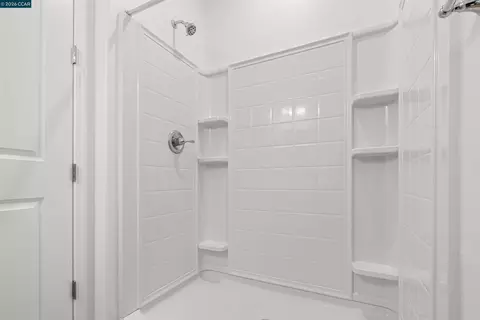 Bath - 953 Arneis Ave, Manteca, CA 95337 photo 2 of 5
