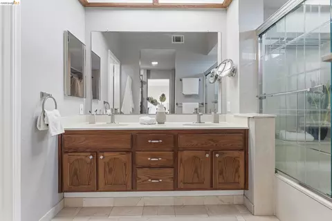 Bath - 2137 Pheasant Dr, Hercules, CA 94547 photo 1 of 6