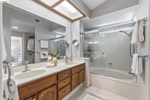 Bath - 2137 Pheasant Dr, Hercules, CA 94547 photo 2 of 6