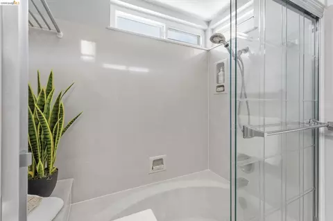 Bath - 2137 Pheasant Dr, Hercules, CA 94547 photo 3 of 6