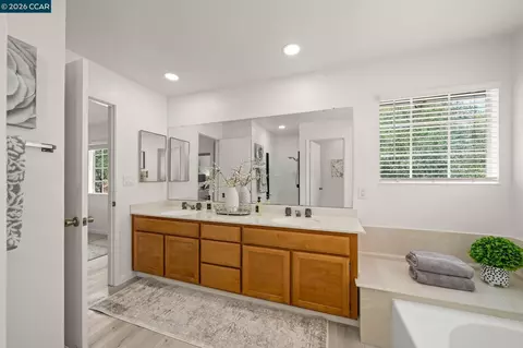 Bath - 1111 Crest Ridge Ln, Concord, CA 94521 photo 3 of 8