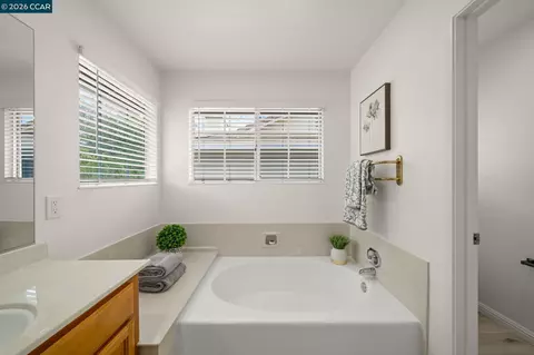 Bath - 1111 Crest Ridge Ln, Concord, CA 94521 photo 2 of 8
