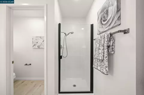 Bath - 1111 Crest Ridge Ln, Concord, CA 94521 photo 4 of 8